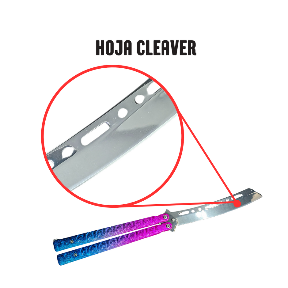 Una_navaja_mariposa_abierta_con_zoom_en_la_hoja_plateada_que_esta_anillada_por_el_dorso